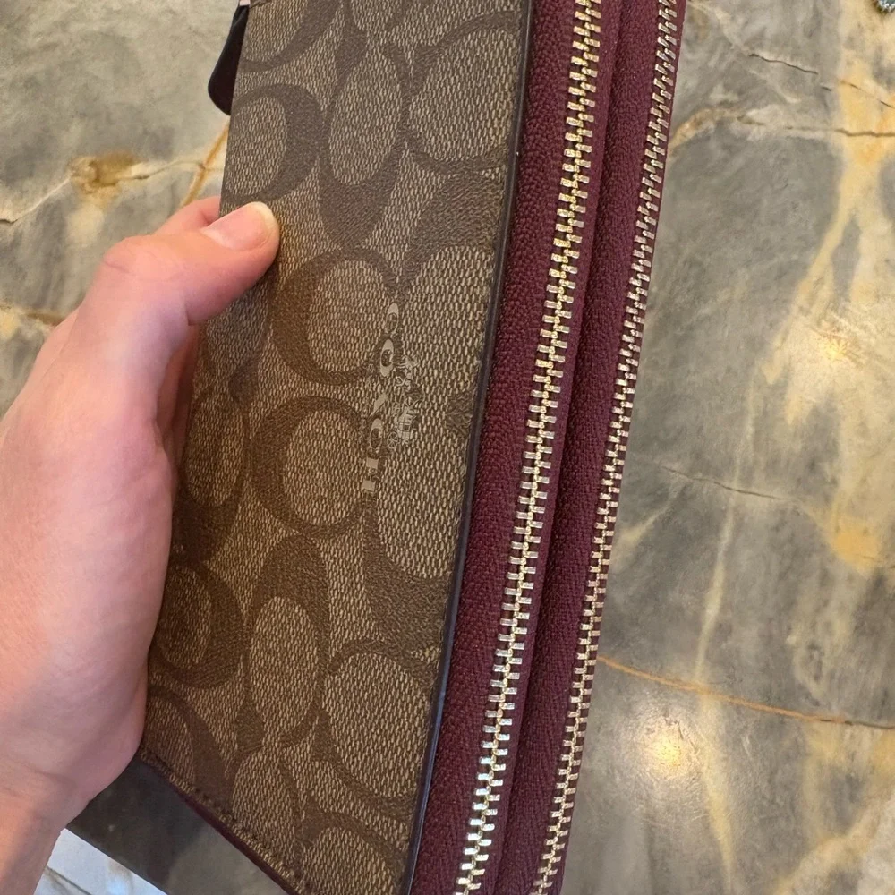 LARGE New Coach Tan and Brown Signature Zip Wallet - Picture 9 of 12